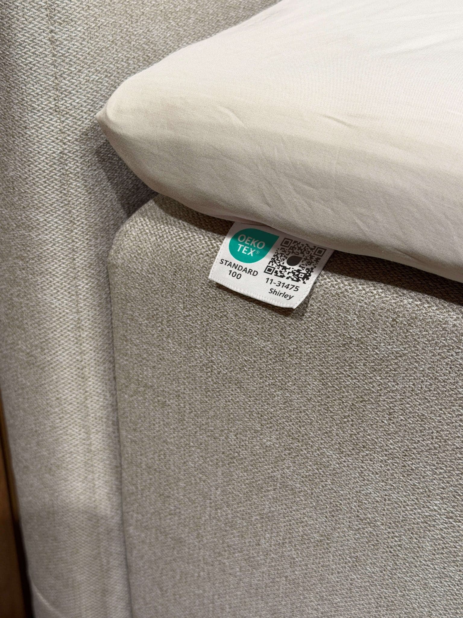OEKO-TEX® STANDARD 100-mærke syet fast i sengens beige stof under lagnet