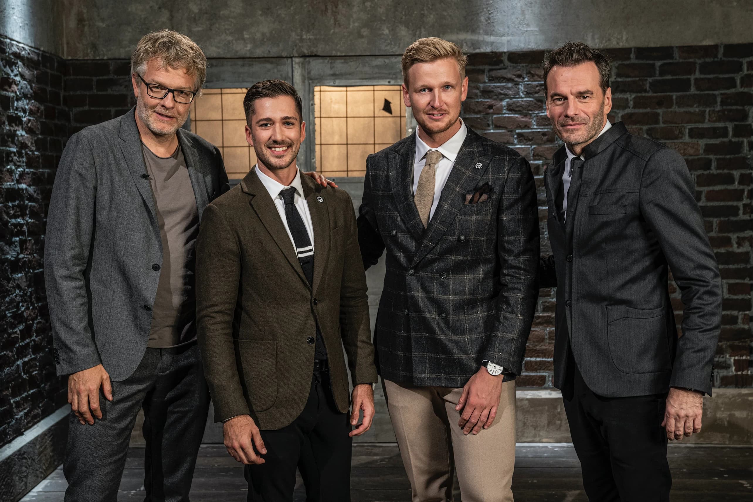 Oliver og Kasper fotograferet sammen med Dialægt-duoen i Løvens Hule-studiet