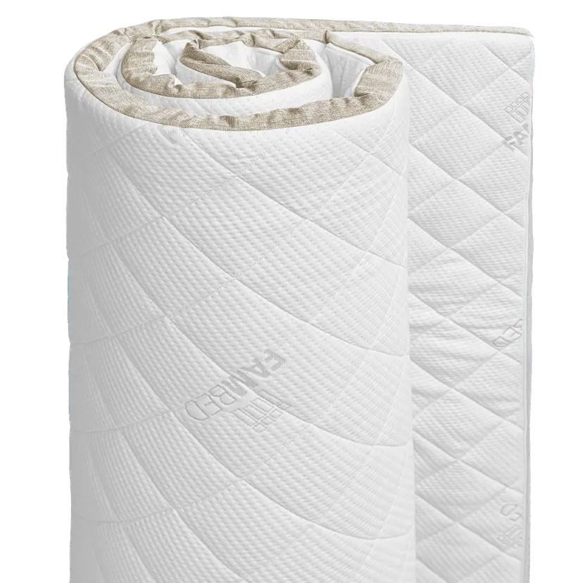 FAMBED topmadras rullet sammen, med quiltet hvidt betræk og beige kantbånd