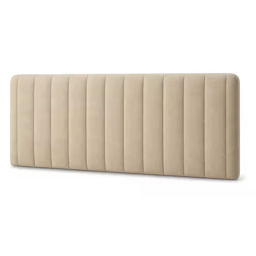 Beige fuldpolstret FamBed sengegavl med lodrette polstringsfelter.